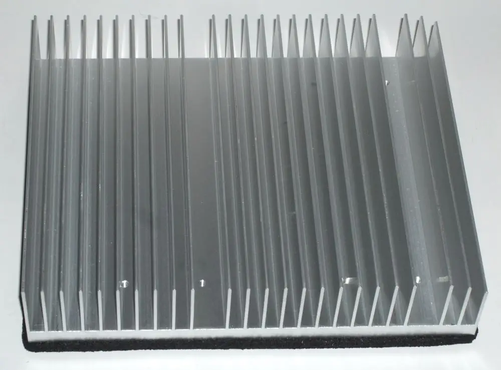 Kühlblech mit vertikalen Rippenelementen, hergestellt aus Aluminium, geeignet für DAIKIN Heizsysteme. Montiert auf einer flachen Unterlage.